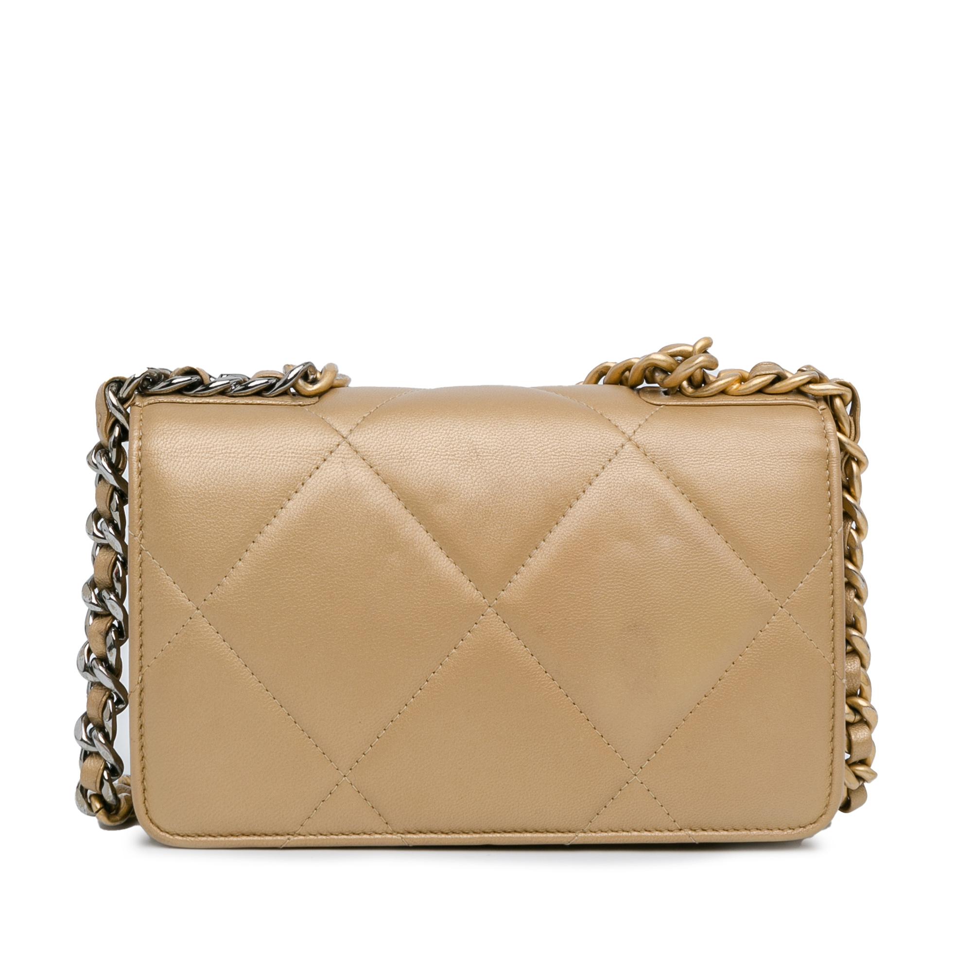 quilted-lambskin-19-wallet-on-chain-3